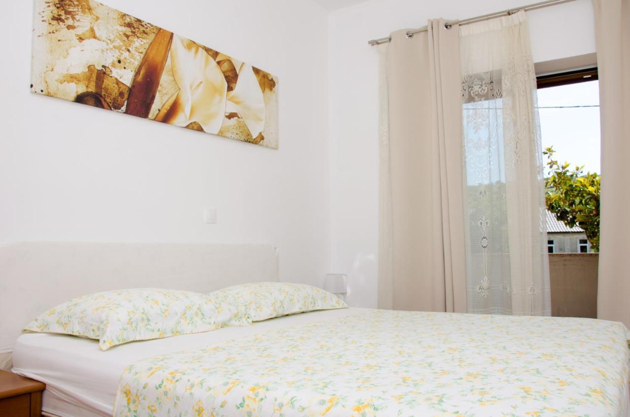 Guesthouse Ruza セニ エクステリア 写真