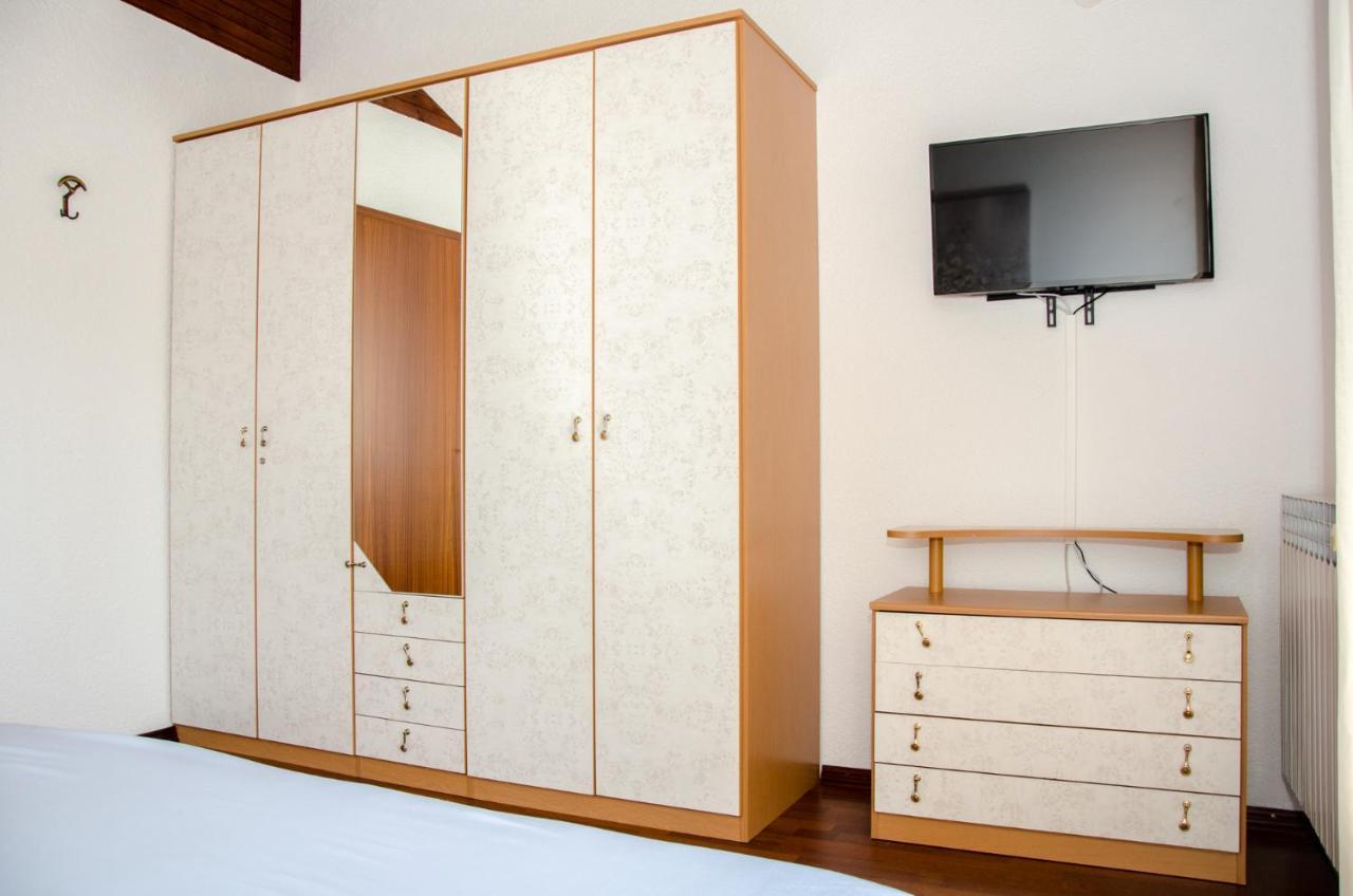 Guesthouse Ruza セニ エクステリア 写真