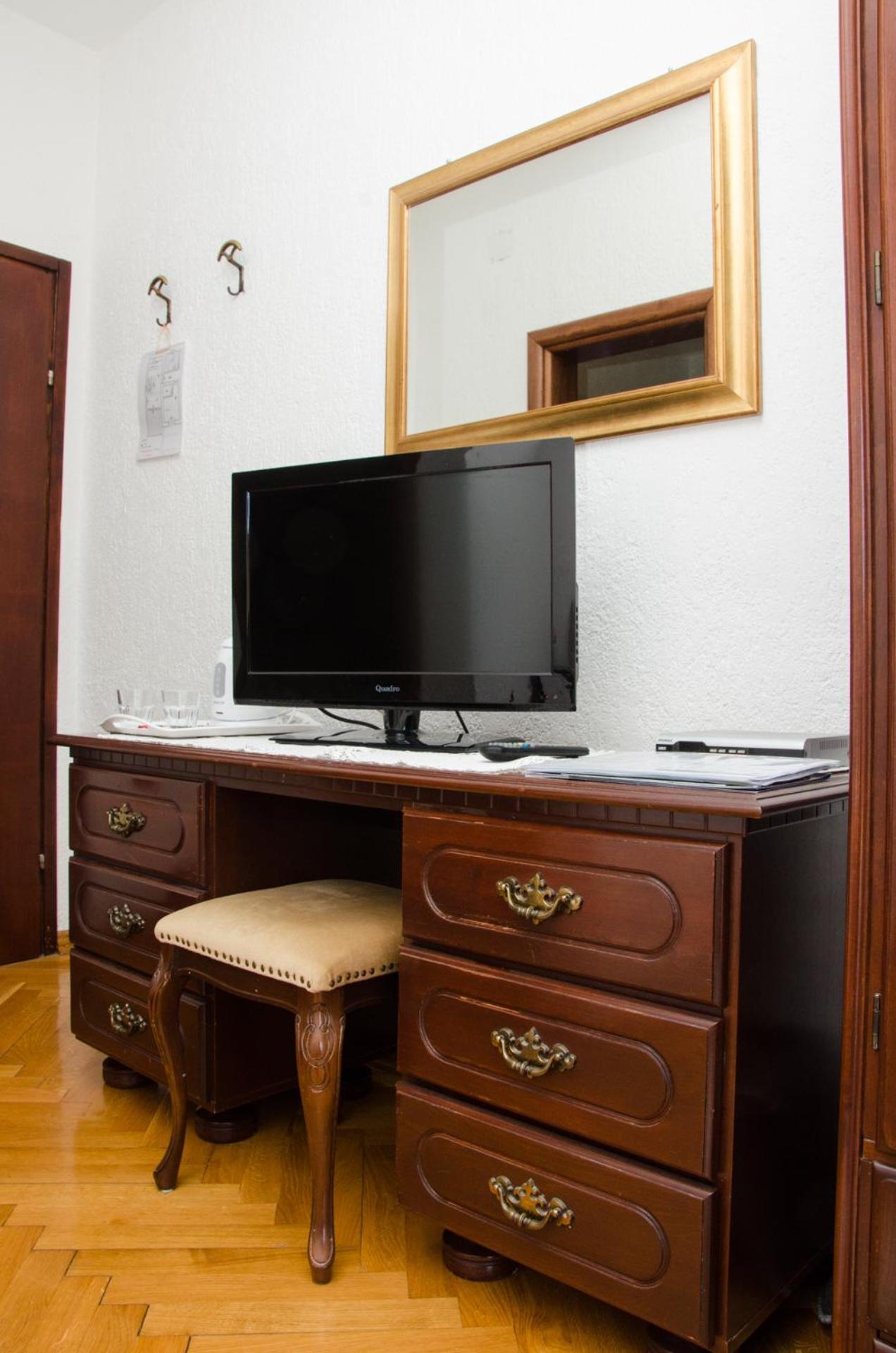 Guesthouse Ruza セニ エクステリア 写真
