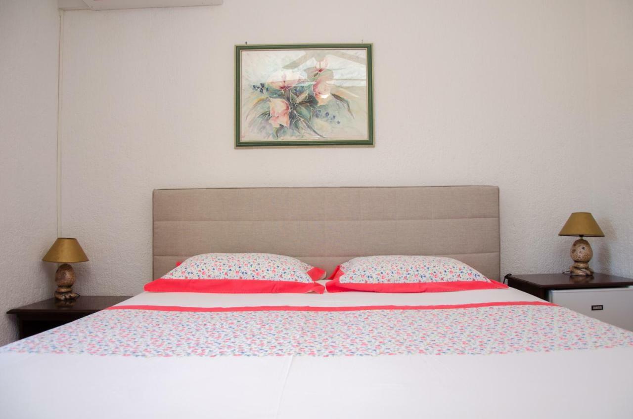 Guesthouse Ruza セニ エクステリア 写真