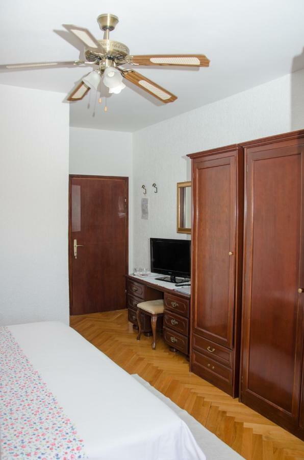 Guesthouse Ruza セニ エクステリア 写真
