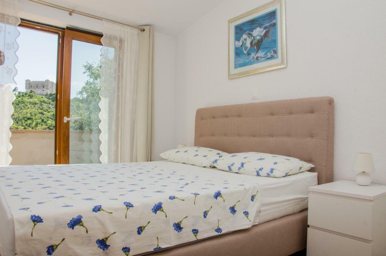 Guesthouse Ruza セニ エクステリア 写真