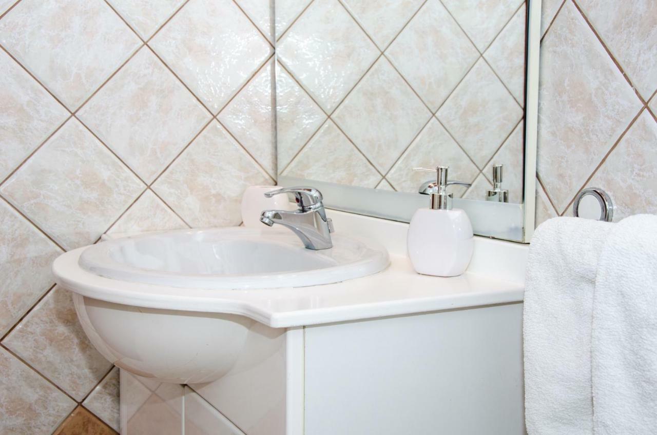 Guesthouse Ruza セニ エクステリア 写真